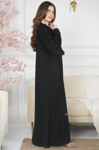 عباية ملكي سوداء بأكمام مروحة مزينة بأهداب وتطريز...