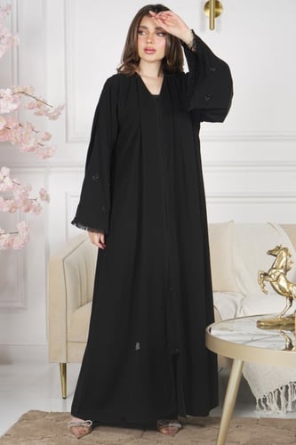 عباية ملكي سوداء بأكمام مروحة مزينة بأهداب وتطريز...