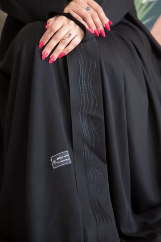 عباية صالونة ياقة هاري – فاخرة وناعمة