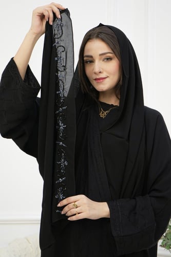 طرحة سوداء مطرزة بالفضي أنيقة وفاخرة