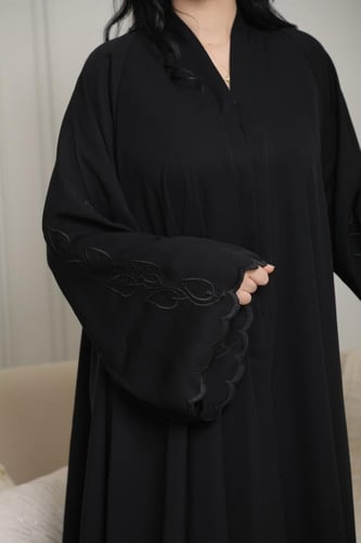 عباية تطريز كم وريدات أنيقة وراقية
