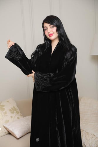 عباية شتوي مخمل فخم بتطريز كم هاري أنيق