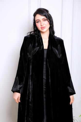 عباية شتوي مخمل مطرز بتفاصيل ورق فاخرة وملمس حريري