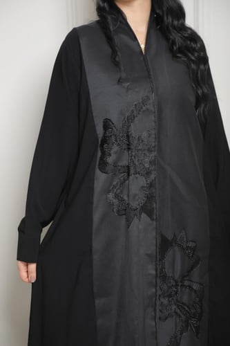 عباية ملكي أمام تفته هاري بتفاصيل فاخرة ولمسة فنية