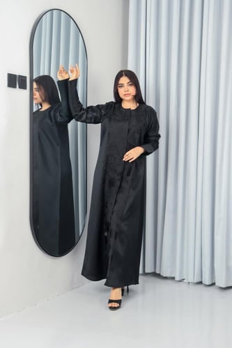 عباية تفته أمام جاكار سوداء فاخرة بلمعة خفيفة وتطر...