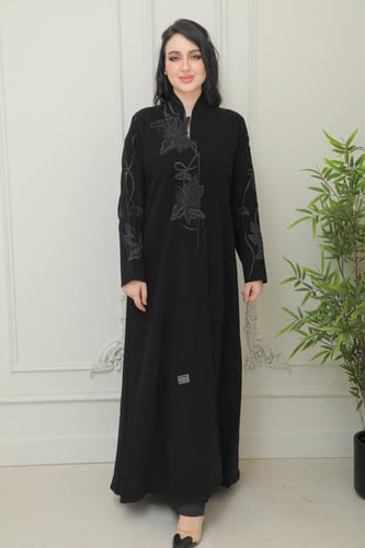 عباية تيجان كريب الرياض بتطريز حلوزني فاخر وراقي