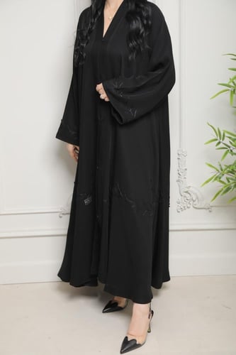 عباية كلوش هاري بتطريز ورق فاخر وأناقة ملفتة