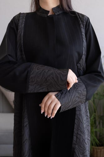 عباية لمياء ياقة جاكار جوانب وكم – فاخرة وعصرية