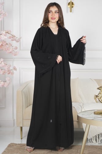 عباية ملكي سوداء بأكمام مروحة مزينة بأهداب وتطريز...