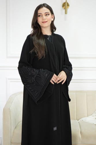 عباية كلوش كم تطريز أسود – فخامة ملكية أنيقة