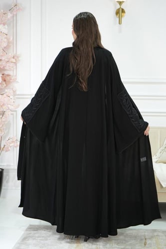 عباية كلوش كم تطريز أسود – فخامة ملكية أنيقة