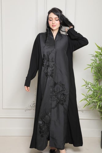 عباية ملكي أمام تفته هاري بتفاصيل فاخرة ولمسة فنية