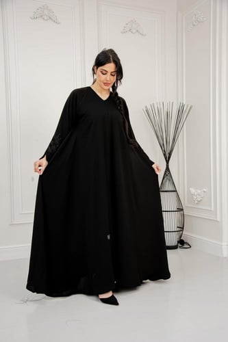 عباية كلوش بتطريز أسود – فاخرة ومميزة