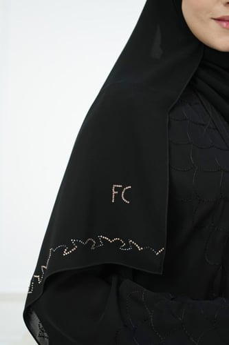 طرحة سوداء مطرزة بالذهبي فاخرة ومميزة