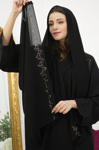 طرحة سوداء مطرزة بالذهبي فاخرة ومميزة