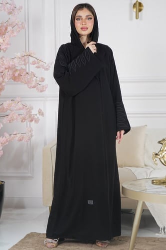 عباية كريب ملكي بتطريز ورد على الكتف والقلاب – فاخ...