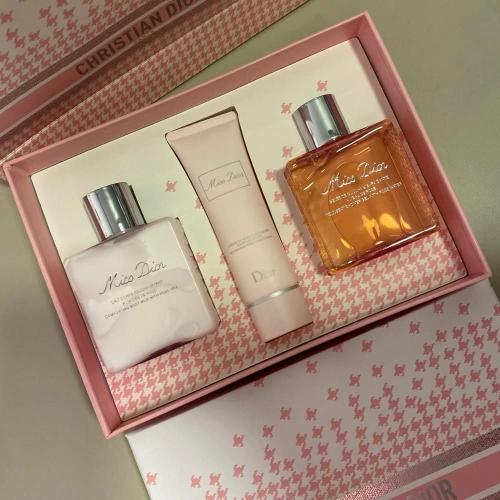 طقم مس ديور شاور جل مع لوشن و وكريم مرطب يد شامل ا...