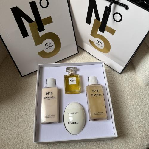 مجموعة N5 شانيـل 4 قطع ذهبي