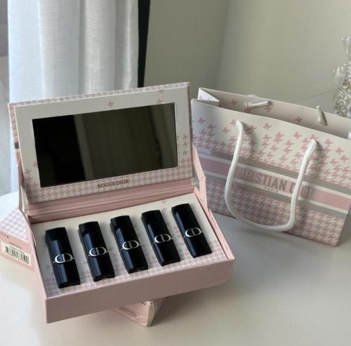 مجموعة أرواج ديور Pink