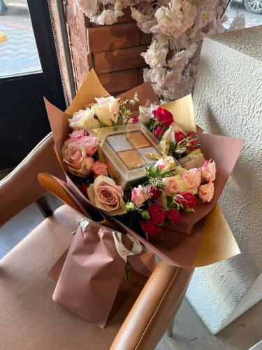 باقة ورد وبستاني