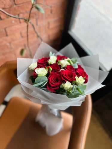 باقة ورد احمر وابيض