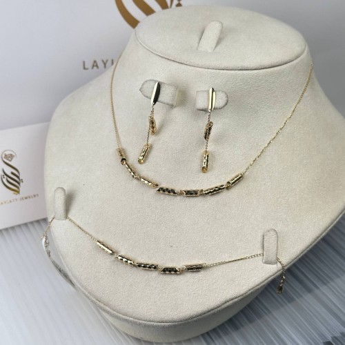 نصف طقم ذهب عيار18 بوزن 10.62 جم تقريبا