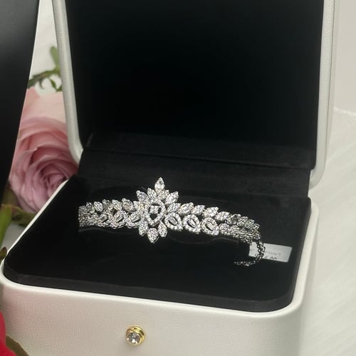 طقم فرح ذهب ابيض عيار18 بوزن 38.9 جم تقريبا