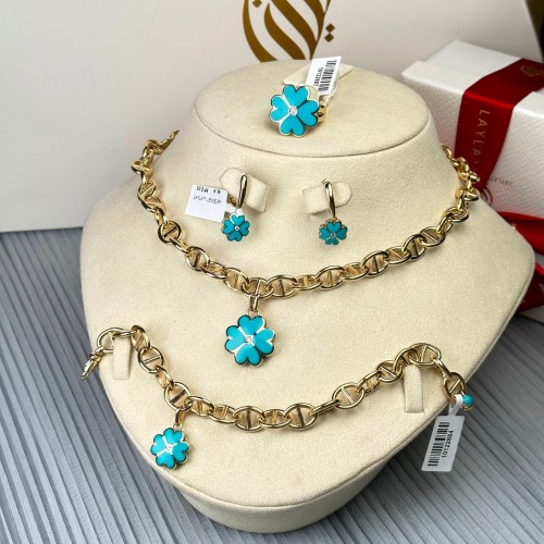 طقم ذهب عيار18 بوزن 67 جم تقريبا