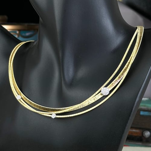 طقم ذهب عيار18 بوزن 63.63 جم تقريبا