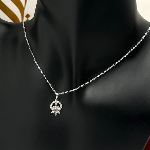 عقد ذهب ابيض عيار18 بوزن 2.34 جم تقريبا