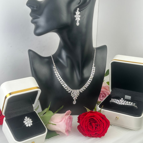 طقم فرح ذهب ابيض عيار18 بوزن 25.9 جم تقريبا