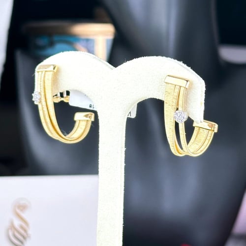 طقم ذهب عيار18 بوزن 63.63 جم تقريبا