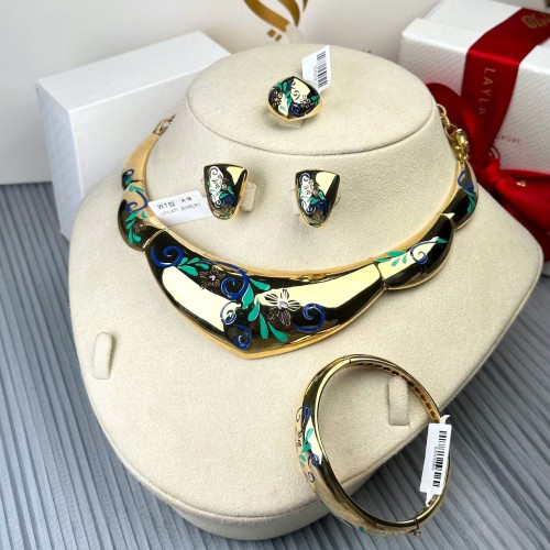 طقم ذهب عيار18 بوزن 66.39 جم تقريبا