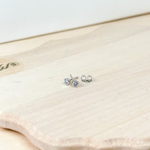 اقراط ناعمه ذهب ابيض عيار18 بوزن 1.10 جم تقريبا