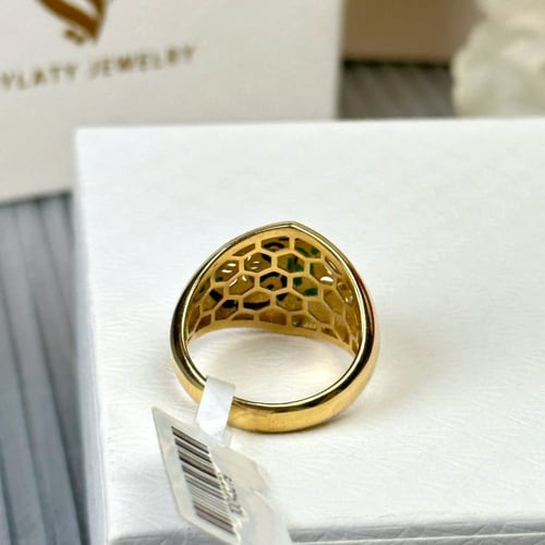 طقم ذهب عيار18 بوزن 66.39 جم تقريبا