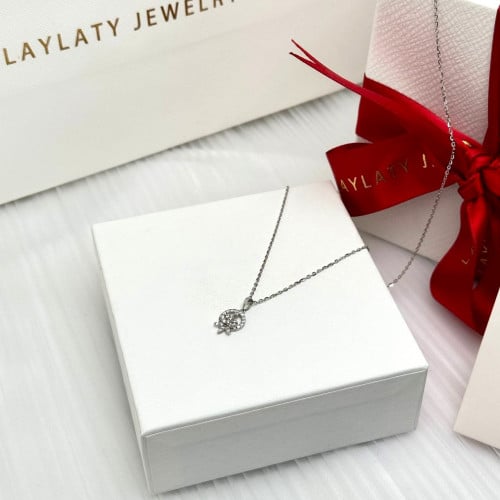 عقد ذهب ابيض عيار18 بوزن 2.34 جم تقريبا