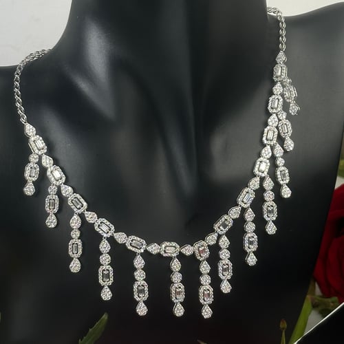 طقم فرح ذهب ابيض عيار18 بوزن 28.03 جم تقريبا