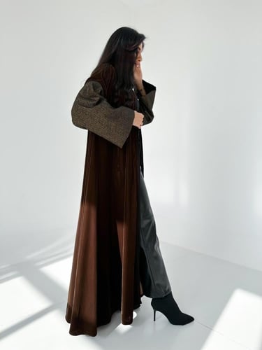 A M 065 عباية شتوي مخمل بني بتفتة ذهبي