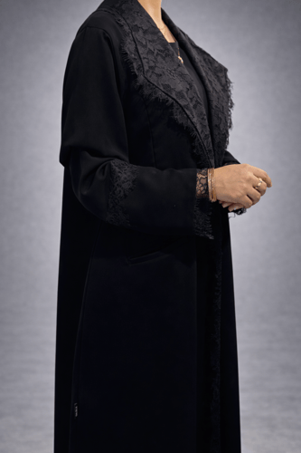 0125 عباية كريب ملكي مزينة بالدانتيل الأسود الفرنس...