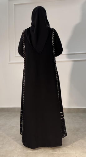 عباية كريب ملكي بتطريز وشك بيج مزينة بدانتيل