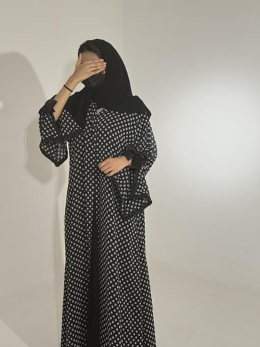 A 095 عباية شيفون منقط مع فستان