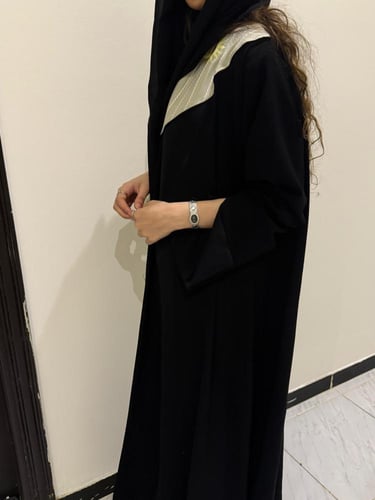 A 0106 عباية كريب ملكي أسود مع مقلم بيج مطرز لون ا...