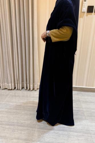 0120 عباية نص كلوش مخمل كوري كحلي مع بيج على الأكم...