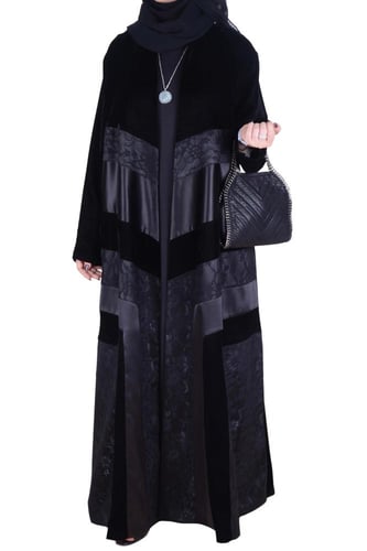 0117 عباية مخمل كوري مزينة بالدانتيل وكريب استرتش