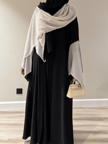 A 0100 عباية كريب مع شيفون منقط أبيض و أسود