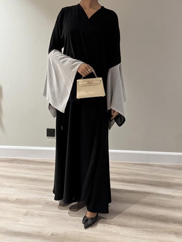 A 0100 عباية كريب مع شيفون منقط أبيض و أسود