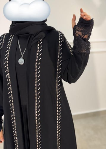 عباية كريب ملكي بتطريز وشك بيج مزينة بدانتيل