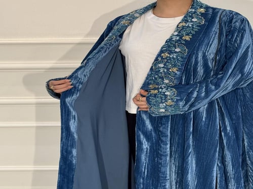 AM 076 عباية شتوية مخمل