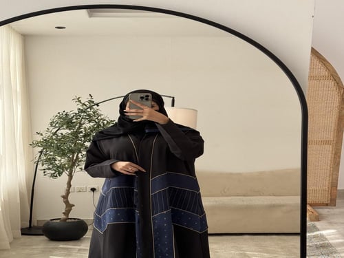 A 082 عباية سوداء مقلم كحلي
