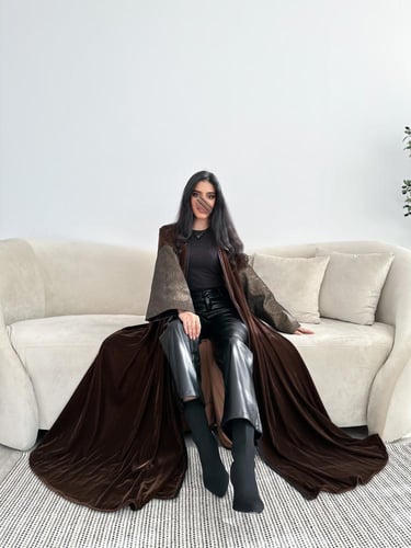 A M 065 عباية شتوي مخمل بني بتفتة ذهبي